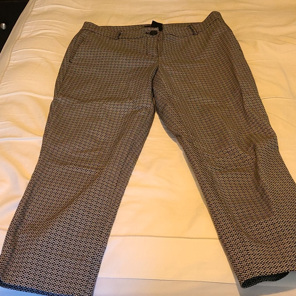 Very cute patterned cropped pants.
